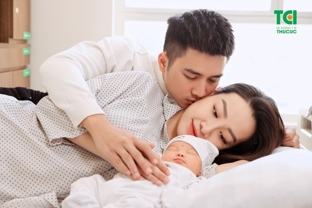 Diễn viên Mạnh Quân hồi hộp đưa vợ đi sinh vì vỡ ối sớm