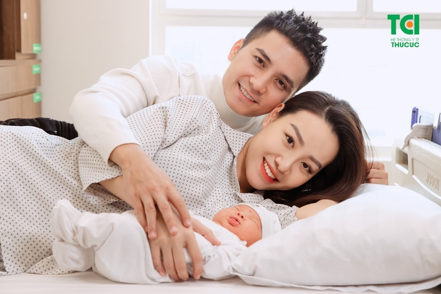 Diễn viên Mạnh Quân hồi hộp đưa vợ đi sinh vì vỡ ối sớm