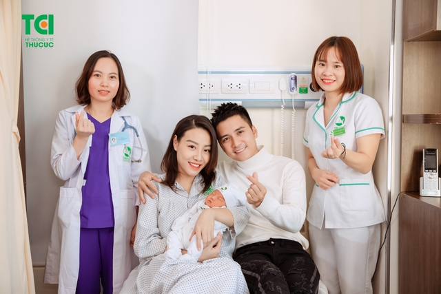 Diễn viên Mạnh Quân hồi hộp đưa vợ đi sinh vì vỡ ối sớm