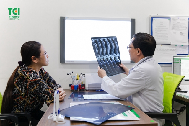 Mẹ ca sĩ Khắc Việt khám sức khỏe tầm soát nâng cao
