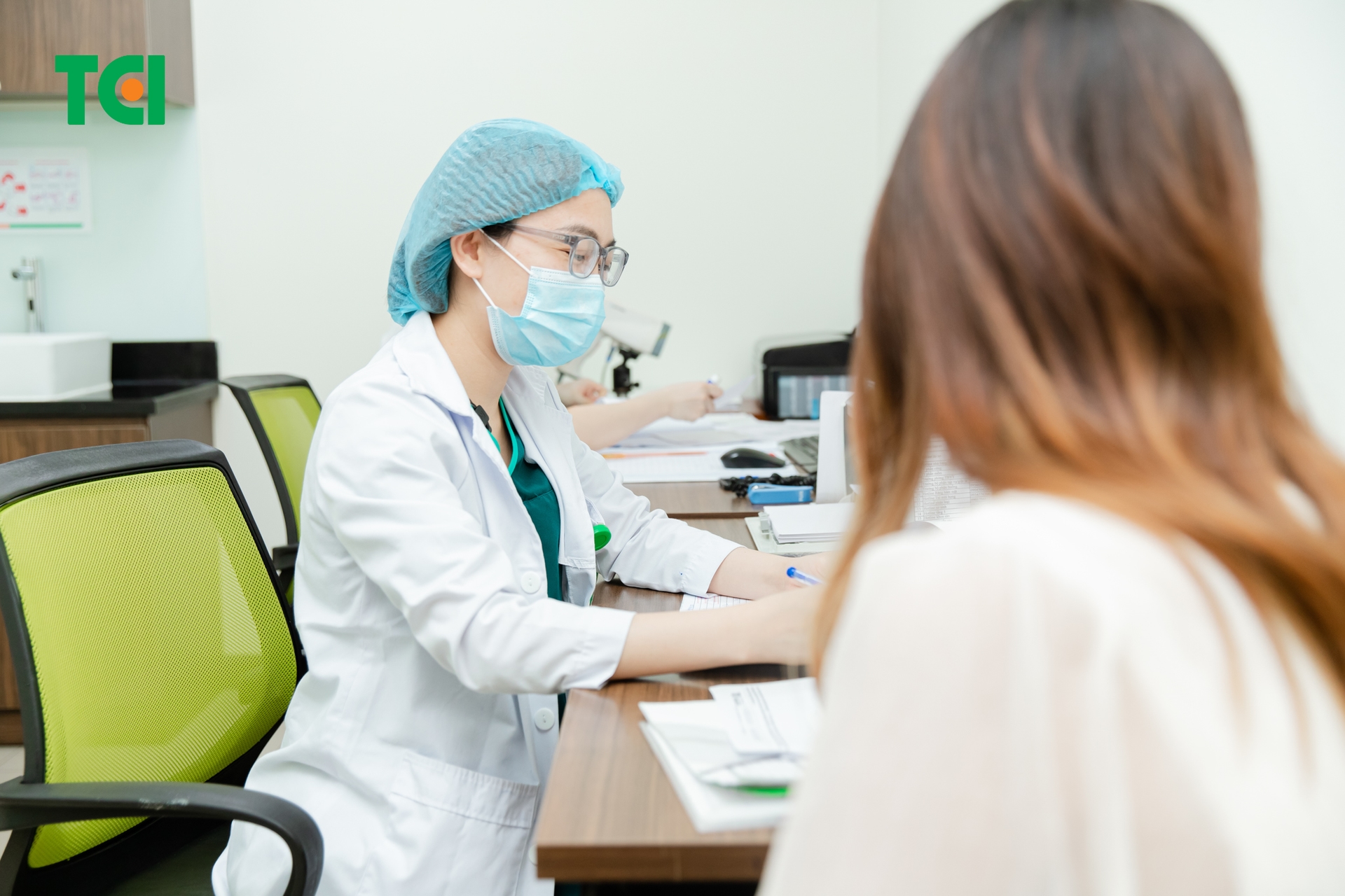 Khí hư đặc dính là hiện tượng tiềm ẩn nhiều bệnh lý nguy hiểm