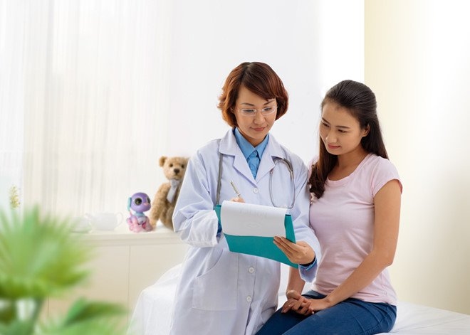 Chị em nên đi thăm khám phụ khoa để tìm ra nguyên nhân ngứa vùng kín