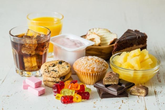 người bị xơ gan nên đồ ăn nhiều giàu mỡ, đồ ngọt, đồ ăn nhanh