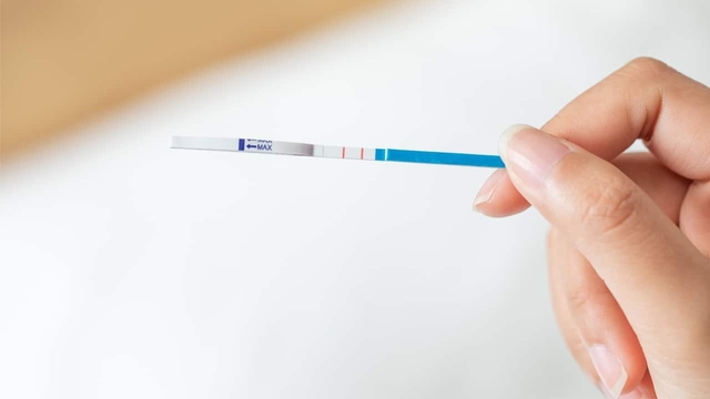 Giải đáp: Ra máu báo thai thử que được chưa?