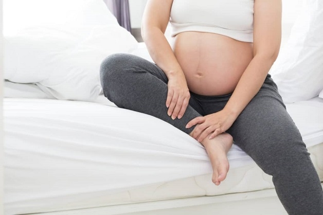 Phù chân là 1 trong 3 triệu chứng phổ biến hay gặp khi mắc tiền sản giật 