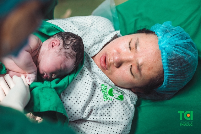 Khoảnh khắc lần đầu tiên được áp da con của ông bố trẻ