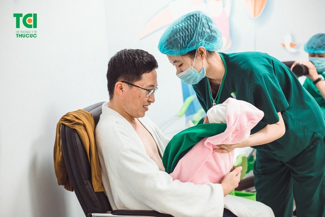 Khoảnh khắc lần đầu tiên được áp da con của ông bố trẻ