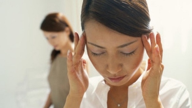 Đau đầu, chóng mặt là biểu hiện thiếu máu não thường gặp.