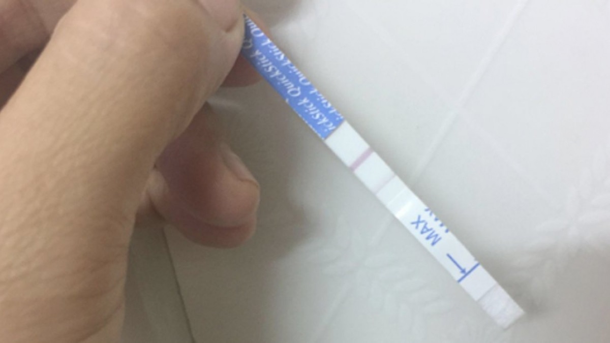 Chửa ngoài tử cung thử que có lên không?