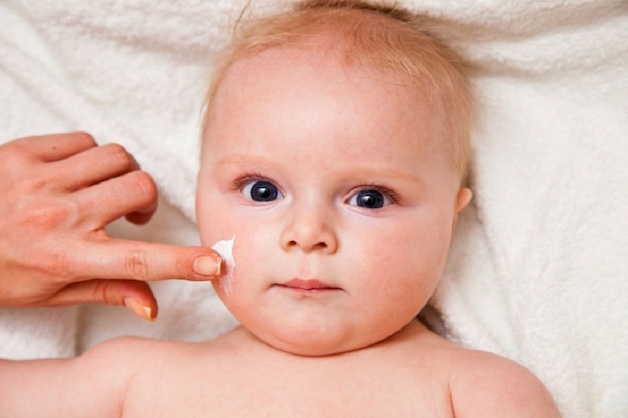 Bôi kem dưỡng cho bé theo hướng dẫn của bác sĩ
