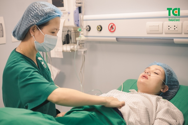 Diễn viên Trịnh Khánh Linh đi sinh