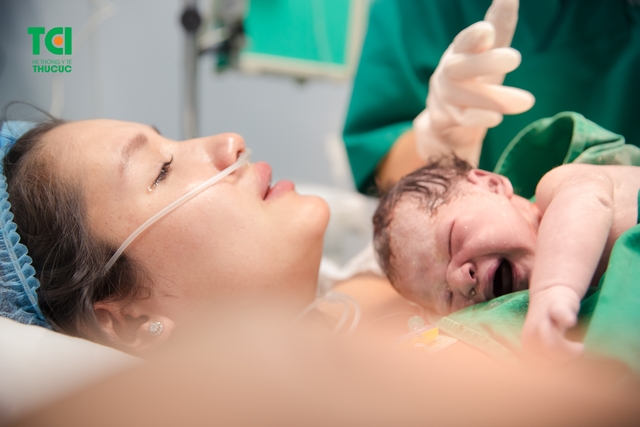 Diễn viên Trịnh Khánh Linh đi sinh