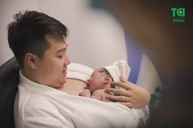 Diễn viên Trịnh Khánh Linh đi sinh