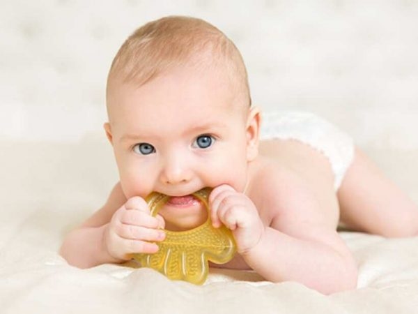 Cách giảm khó chịu khi bé mọc răng