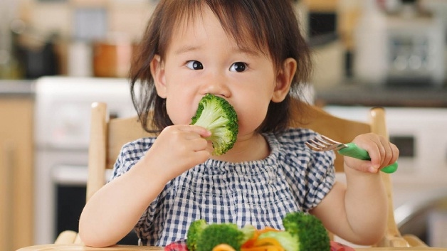 Khi trẻ bị táo bón, bố mẹ hãy cho con ăn nhiều rau xanh và trái cây chín