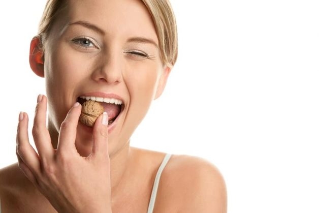 Sau khi dán veneer răng, không nên dùng răng để ăn những thực phẩm quá cứng, quá dai