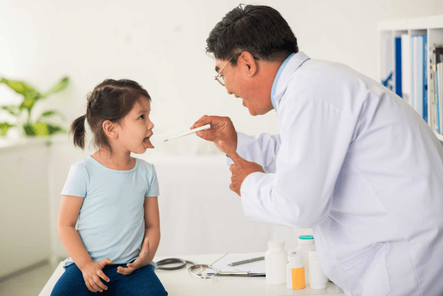 Viêm họng cấp không nên tự điều trị mà nên đi thăm khám và điều trị sớm để không dẫn đến những biến chứng nguy hiểm