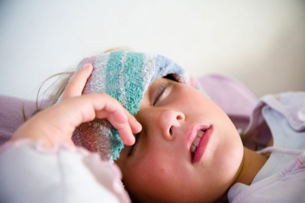 Khi trẻ bị sốt quá cao, cha mẹ nên nhanh chóng hạ sốt cho trẻ và nhanh chóng đưa tới bệnh viện