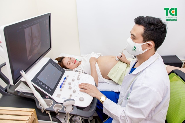 Diễn viên Đỗ Duy Nam đưa vợ đi khám thai 28 tuần