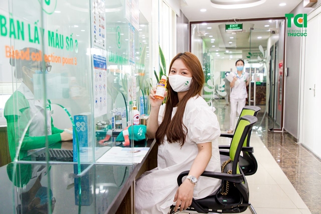 Diễn viên Đỗ Duy Nam đưa vợ đi khám thai 28 tuần