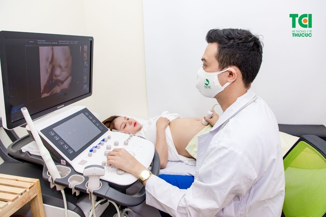 Diễn viên Đỗ Duy Nam đưa vợ đi khám thai 28 tuần