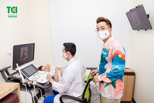 Diễn viên Đỗ Duy Nam đưa vợ đi khám thai 28 tuần