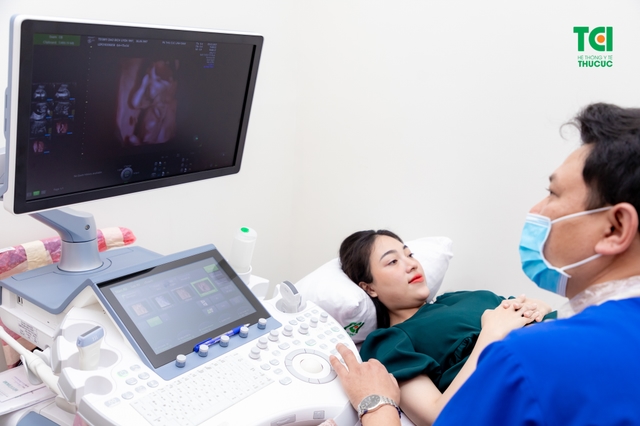 Cầu thủ Lục Xuân Hưng đưa vợ đi khám thai