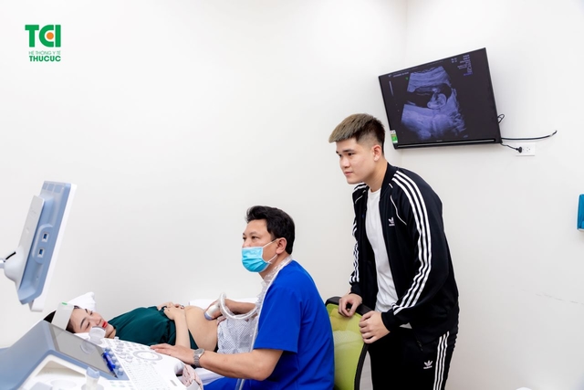 Cầu thủ Lục Xuân Hưng đưa vợ đi khám thai