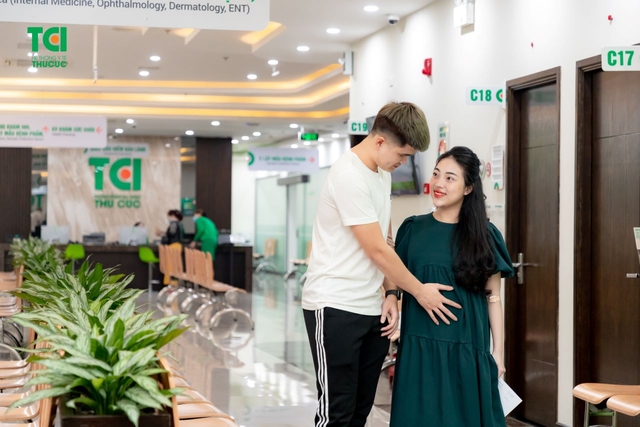 Cầu thủ Lục Xuân Hưng đưa vợ đi khám thai
