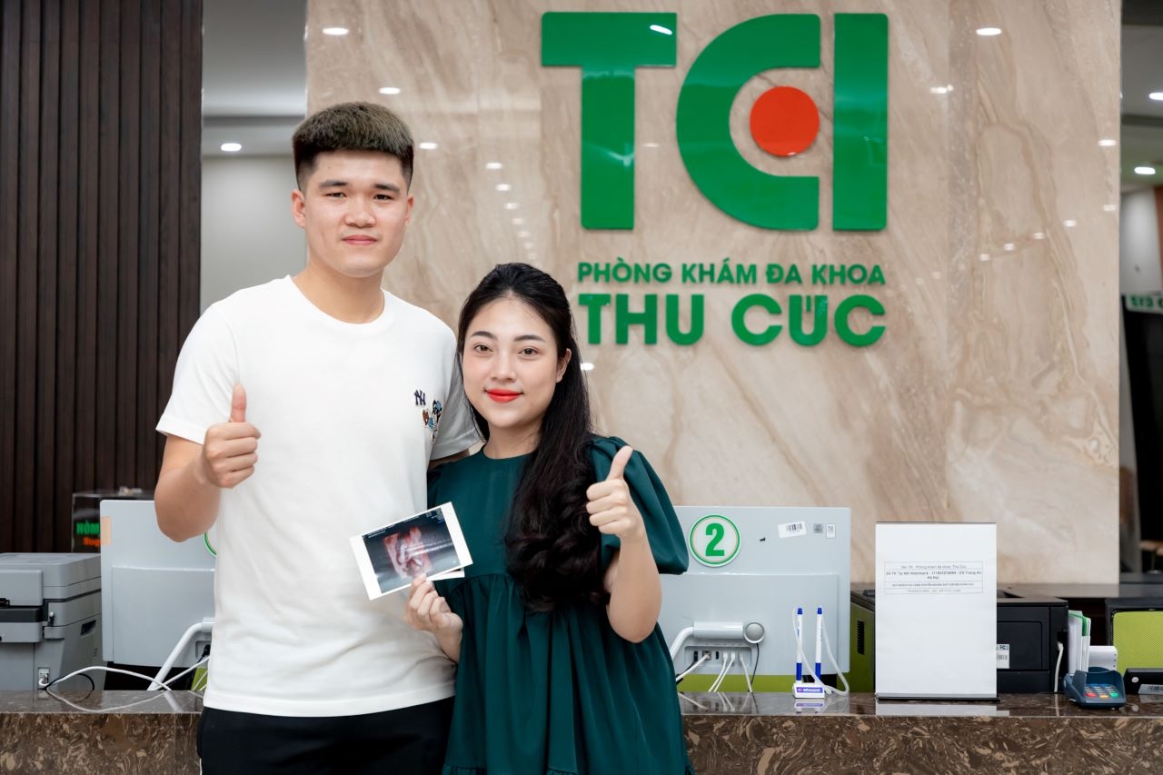 Cầu thủ Lục Xuân Hưng đưa vợ đi khám thai