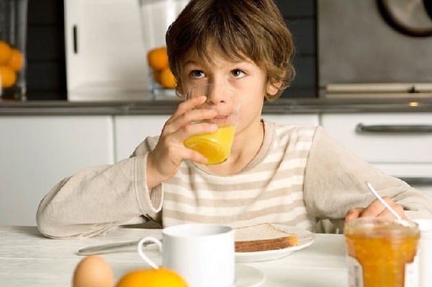 Cho con uống nước cam để bổ sung vitamin C