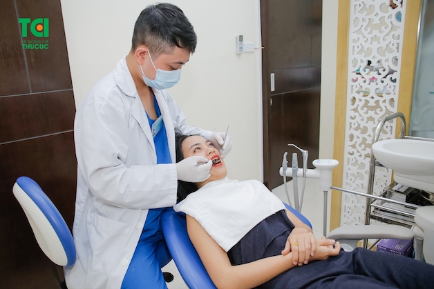 Các bệnh lý về răng miệng có thể vừa là nguyên nhân vừa là hệ quả của ê buốt răng. Do đó, người bệnh nên tới gặp nha sĩ để được tư vấn và điều trị dứt điểm.