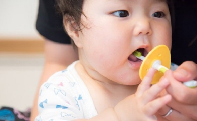 Bố mẹ thường hay lơ là, không quan tâm đến việc vệ sinh răng khi trẻ còn nhỏ nên bé rất dễ bị sâu răng