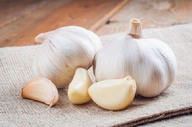 Bạn cũng có thể nhai tép tỏi để chữa đau răng