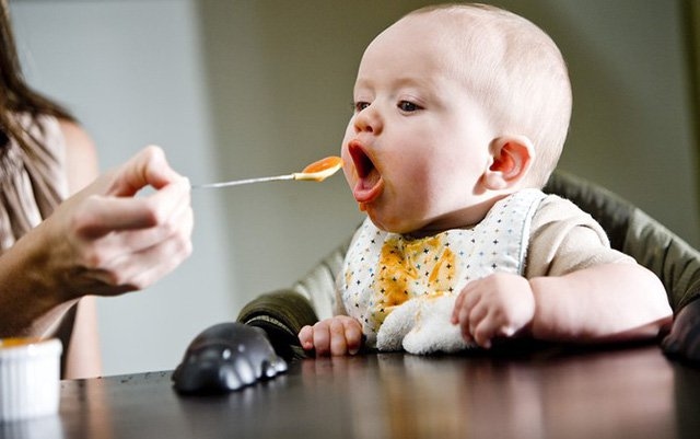 Trẻ có xu hướng đưa môi đón thức ăn cho thấy bé đã sẵn sàng để ăn dặm