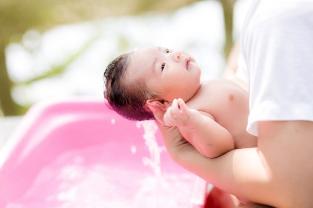 trẻ bị nổi mụn trên đầu