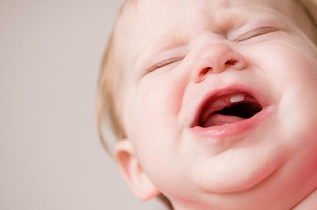 Những vấn đề về răng miệng như mọc răng, nứt lợi, loét miệng, nhiệt miệng… cũng là một trong những nguyên nhân khiến trẻ quấy khóc đêm.