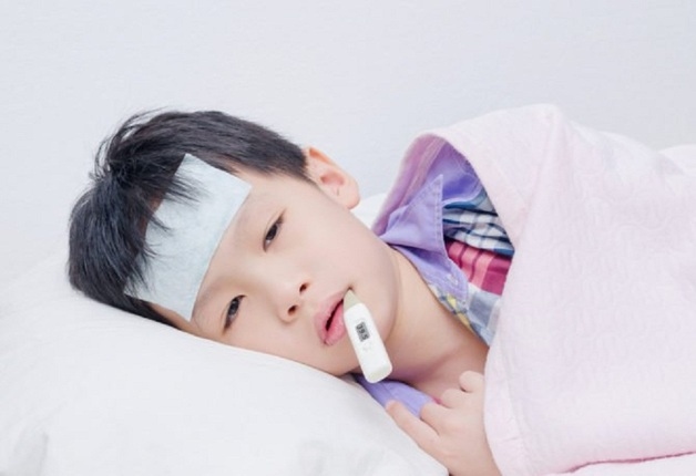 bé sốt viêm họng 5 ngày