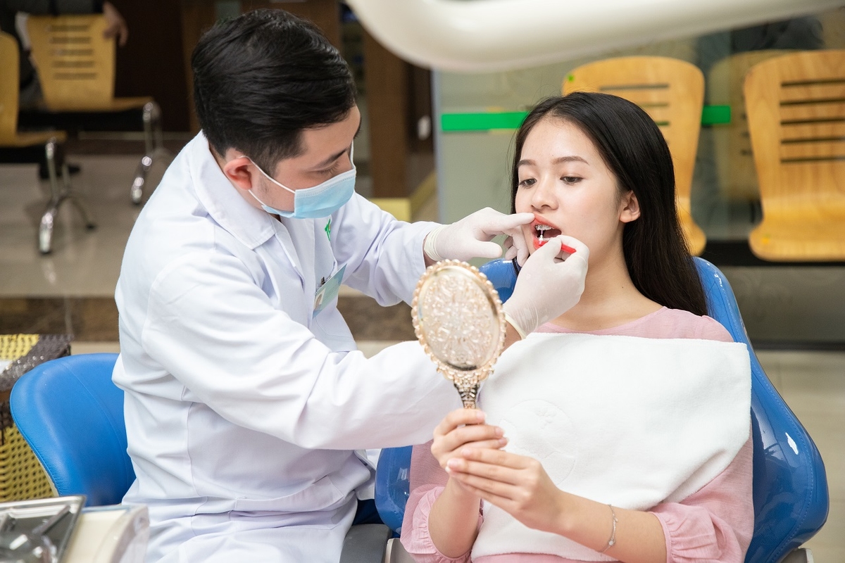 Nắn chỉnh hai răng cửa được thực hiện như nào?