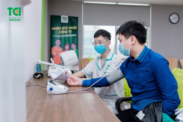 Đo huyết áp khi khám nam khoa