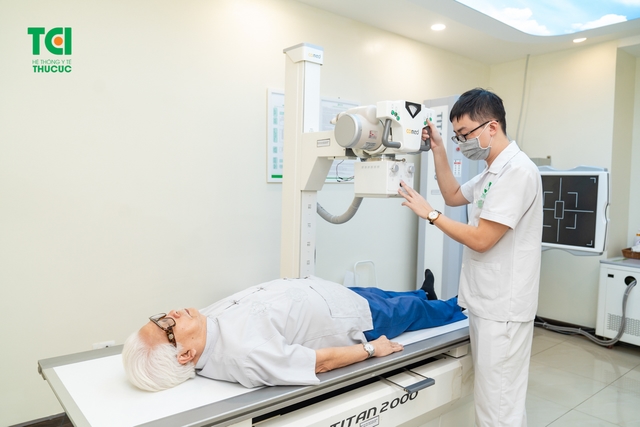 &#8220;Chủ tịch Cao Dược&#8221; NSƯT ĐỨC TRUNG  thăm khám tại Bệnh viện ĐKQT Thu Cúc