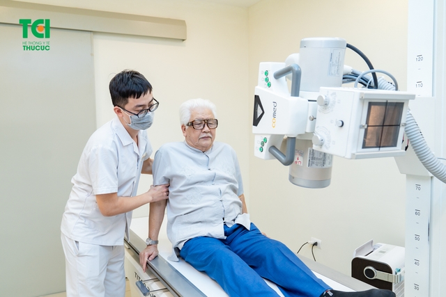 &#8220;Chủ tịch Cao Dược&#8221; NSƯT ĐỨC TRUNG  thăm khám tại Bệnh viện ĐKQT Thu Cúc