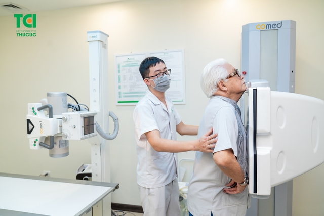 &#8220;Chủ tịch Cao Dược&#8221; NSƯT ĐỨC TRUNG  thăm khám tại Bệnh viện ĐKQT Thu Cúc