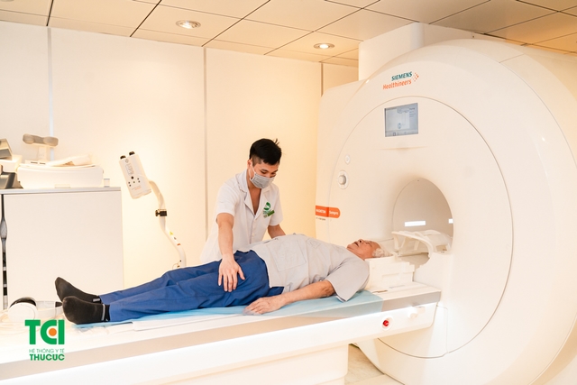 &#8220;Chủ tịch Cao Dược&#8221; NSƯT ĐỨC TRUNG  thăm khám tại Bệnh viện ĐKQT Thu Cúc