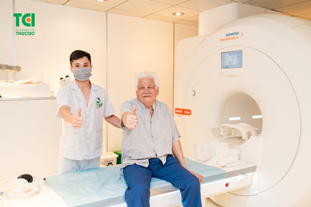 &#8220;Chủ tịch Cao Dược&#8221; NSƯT ĐỨC TRUNG  thăm khám tại Bệnh viện ĐKQT Thu Cúc