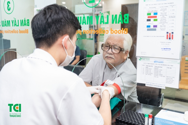 &#8220;Chủ tịch Cao Dược&#8221; NSƯT ĐỨC TRUNG  thăm khám tại Bệnh viện ĐKQT Thu Cúc
