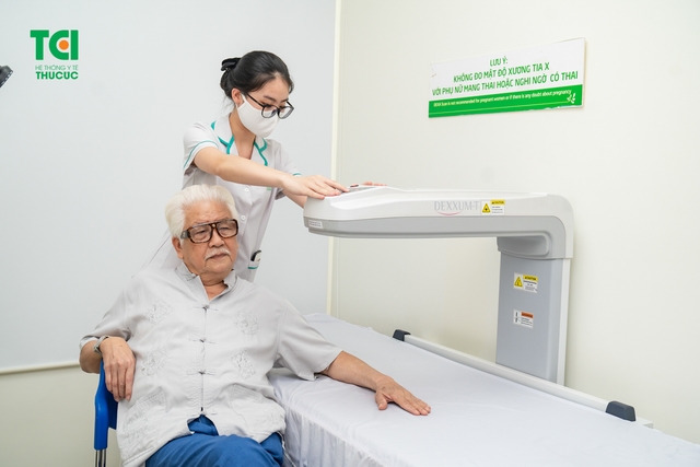 &#8220;Chủ tịch Cao Dược&#8221; NSƯT ĐỨC TRUNG  thăm khám tại Bệnh viện ĐKQT Thu Cúc