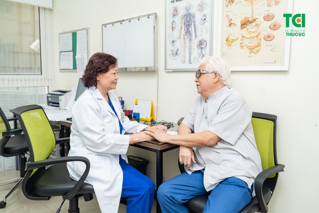 &#8220;Chủ tịch Cao Dược&#8221; NSƯT ĐỨC TRUNG  thăm khám tại Bệnh viện ĐKQT Thu Cúc