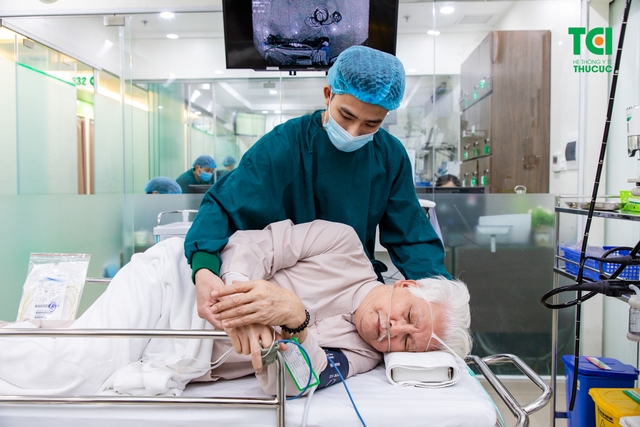 &#8220;Chủ tịch Cao Dược&#8221; NSƯT ĐỨC TRUNG  thăm khám tại Bệnh viện ĐKQT Thu Cúc
