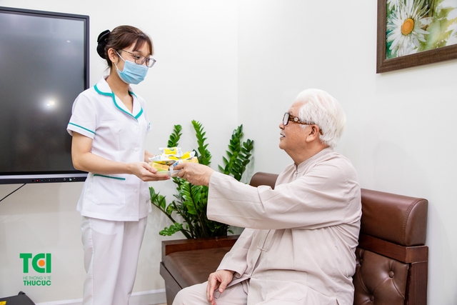 &#8220;Chủ tịch Cao Dược&#8221; NSƯT ĐỨC TRUNG  thăm khám tại Bệnh viện ĐKQT Thu Cúc